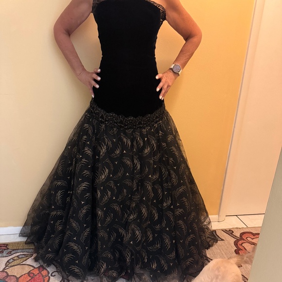Victor Costa Dresses & Skirts - NWOT VICTOR COSTA EVENING GOWN SMALL